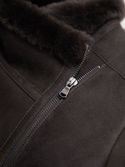 رمادي - سترة طراز Aviator من جلد الحملان بسحّاب غير متماثل تشكيلة Javelin من Lakeland Leather - صورة 13 من 14