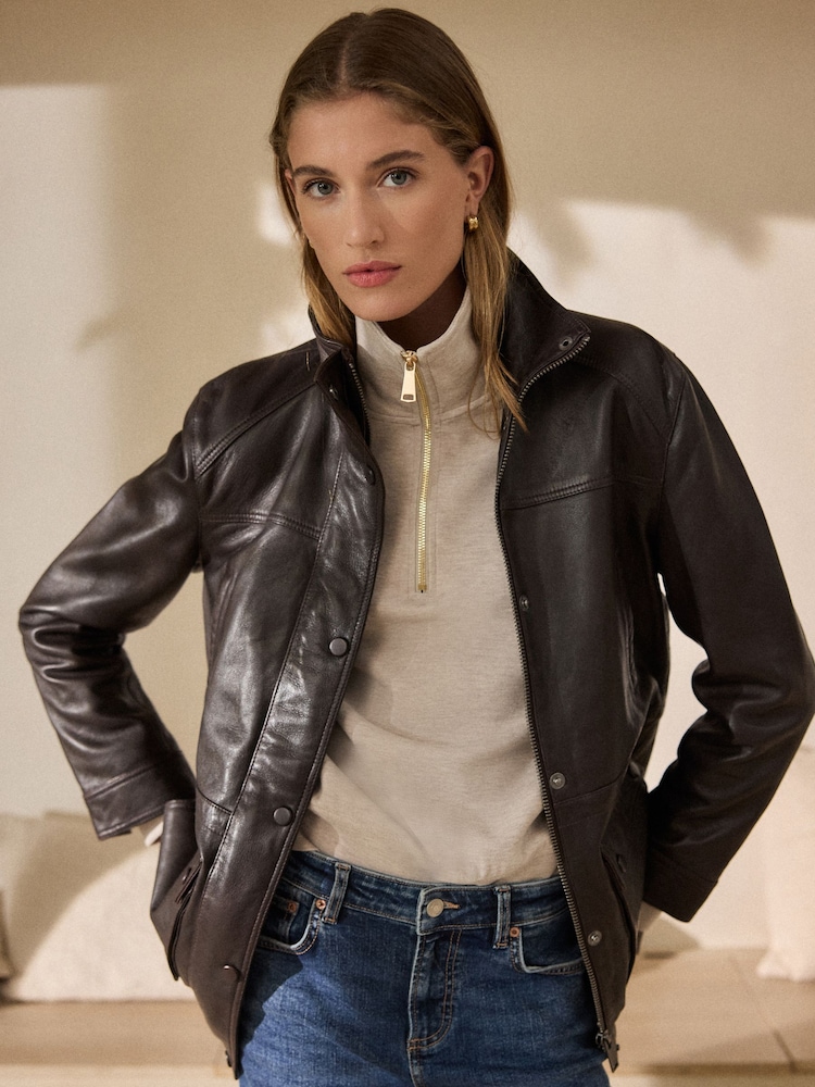 Čokoladno rjava - N. Premium Leather Waisted Funnel Neck Jacket - Slika 2 iz 8 Čokoladno rjava - N. Premium Leather Waisted Funnel Neck Jacket - Slika 2 iz 8