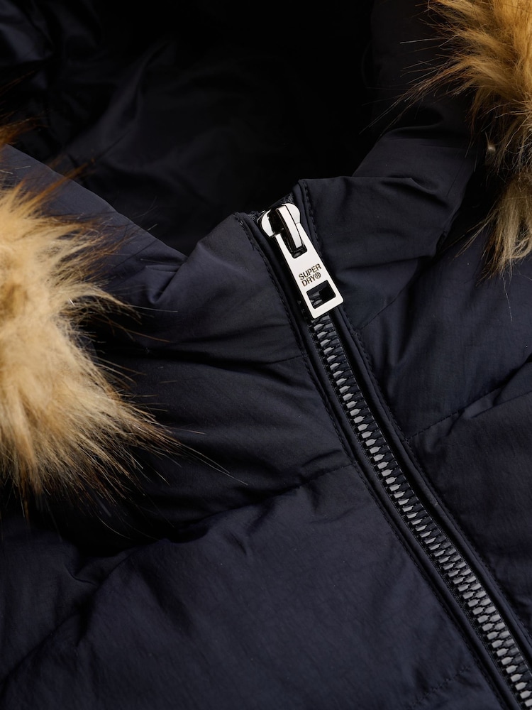 أزرق - سترة متوسطة الطول بغطاء رأس من الفرو الصناعي من تشكيلة Fuji من Superdry - صورة 8 من 8 أزرق - سترة متوسطة الطول بغطاء رأس من الفرو الصناعي من تشكيلة Fuji من Superdry - صورة 8 من 8