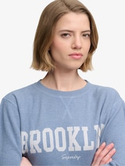 Plavo - Superdry Athletic Essentials Grafički vrh dugih rukava - Slika 5 od 8