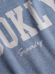 Plavo - Superdry Athletic Essentials Grafički vrh dugih rukava - Slika 7 od 8