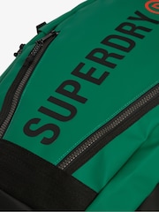ტყის მწვანე - Superdry-ის ბრეზენტით ნაქარგი ზურგჩანთა - სურათი 5 6-დან