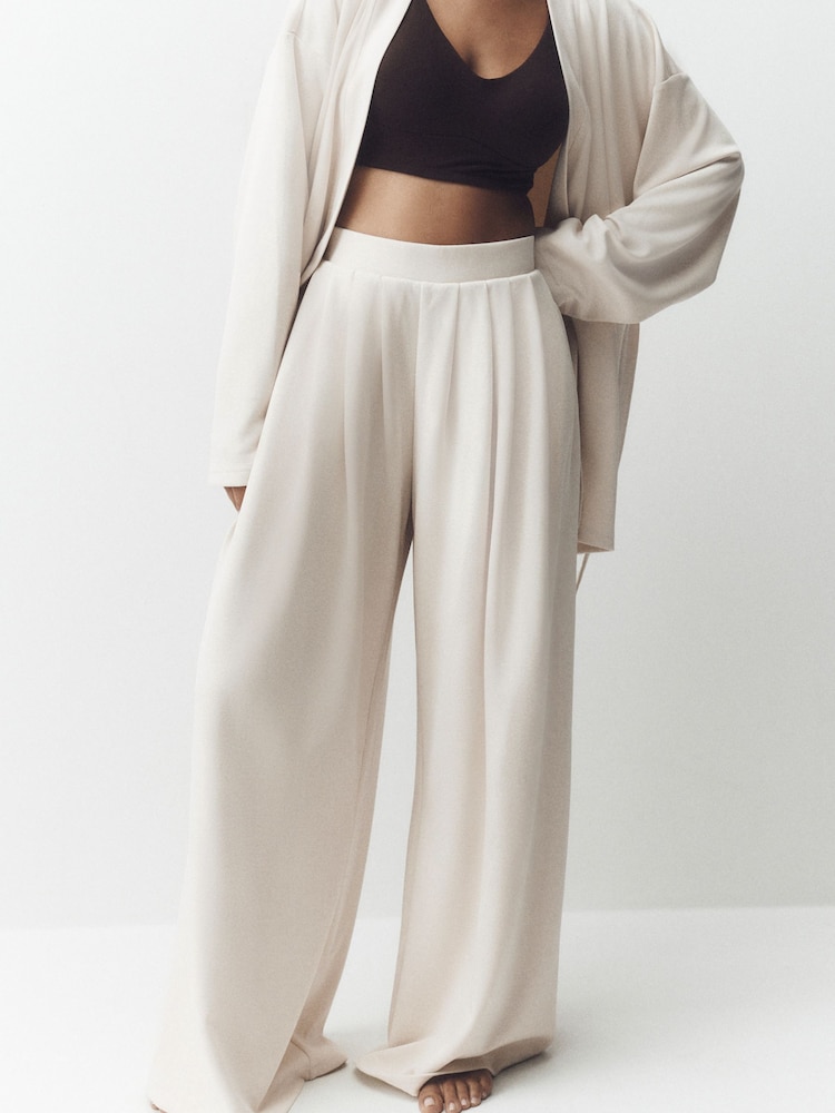 Creme - Studio Wide Leg Jogger Trousers - Bild 1 von 8 Creme - Studio Wide Leg Jogger Trousers - Bild 1 von 8