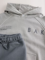 Серый - Комплект Baker by Ted Baker: свободное худи с принтом и широкие джоггеры - Изображение 10 13