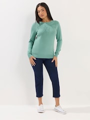 كنزة بحواف دانتيل للأحجام الصغيرة من M&Co - صورة 2 من 4