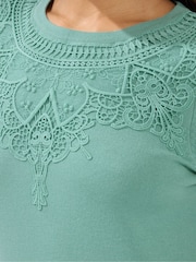 كنزة بحواف دانتيل للأحجام الصغيرة من M&Co - صورة 4 من 4