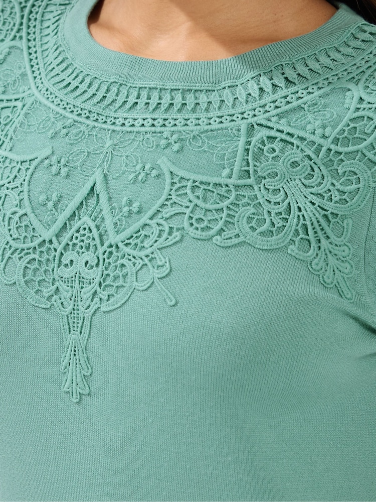 كنزة بحواف دانتيل للأحجام الصغيرة من M&Co - صورة 4 من 4