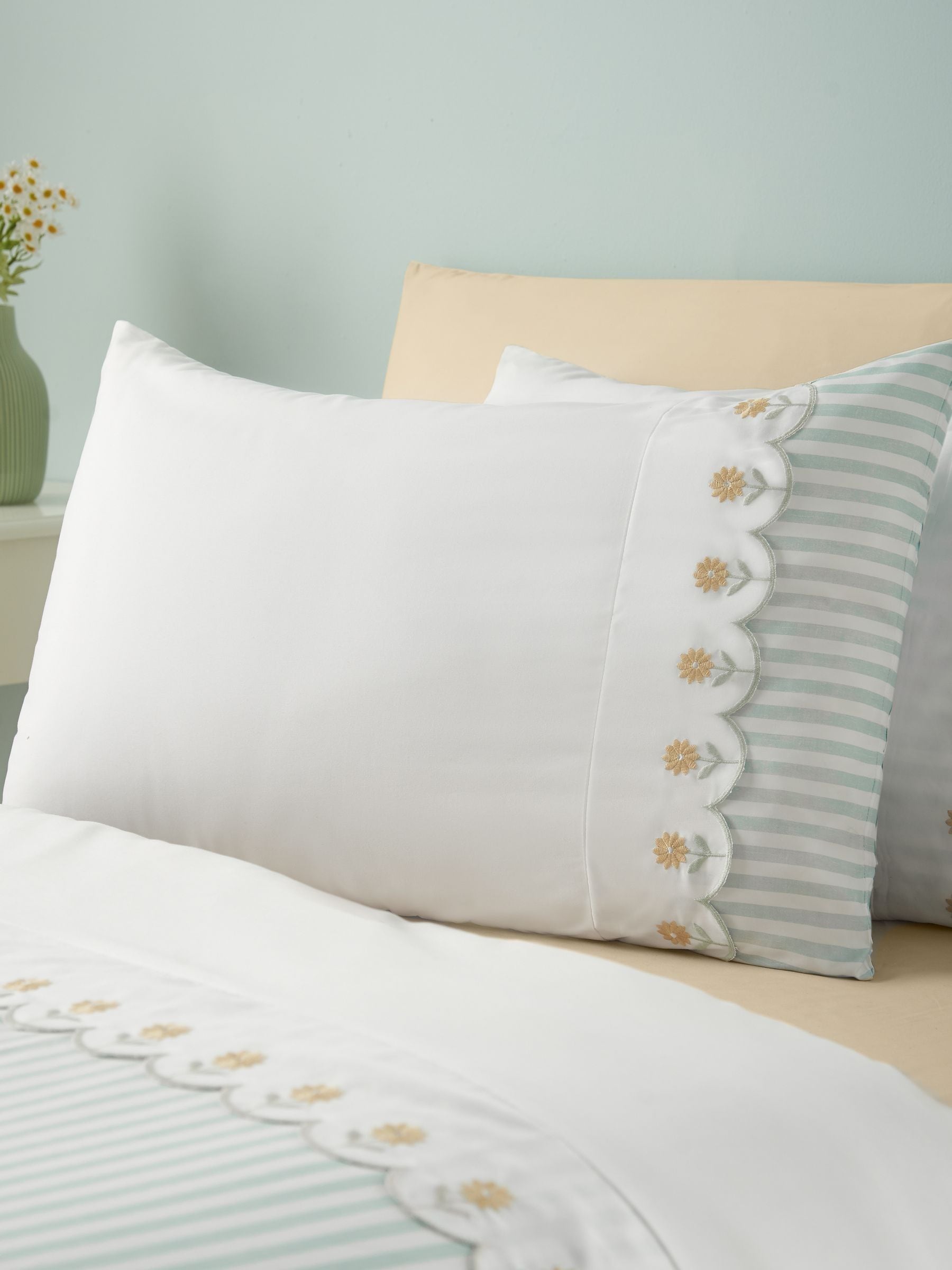 Catherine Lansfield Unisex Sage Green Embroidered Daisy Soft Touch Duvet Cover Set - Image 6