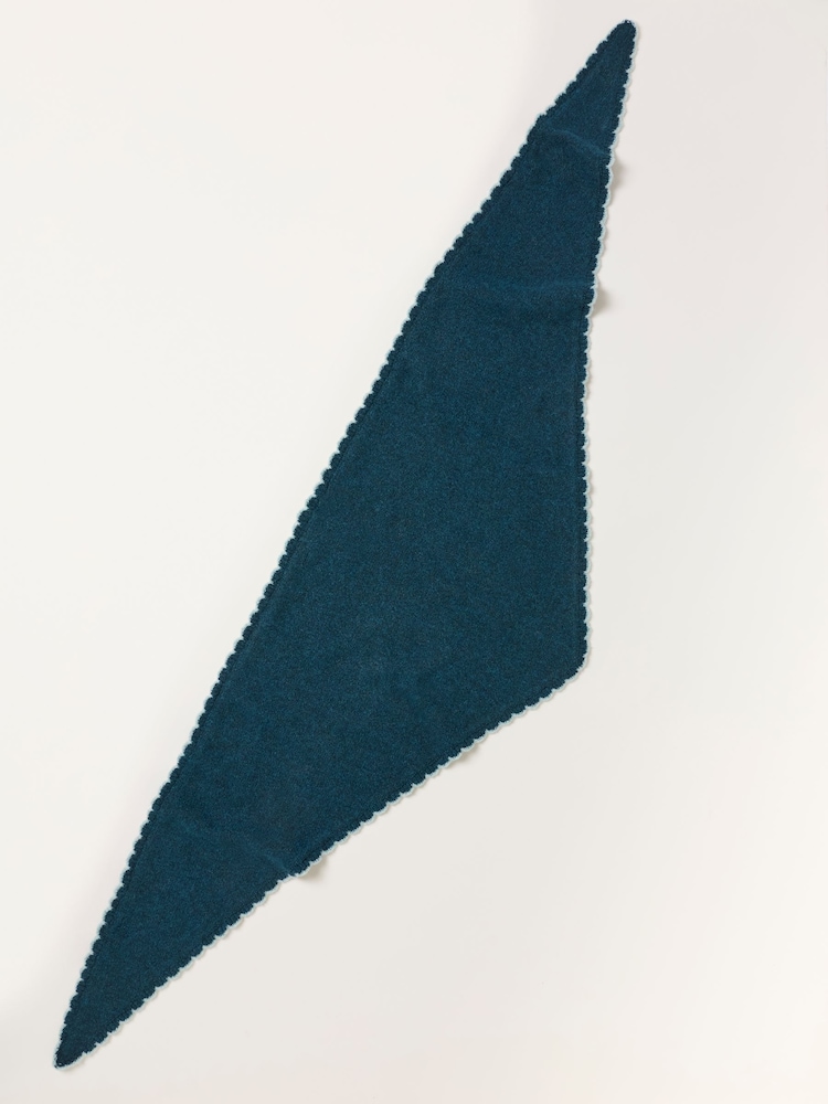 FatFace Scallop Triangle Scarf - Imagen 2 de 3 FatFace Scallop Triangle Scarf - Imagen 2 de 3
