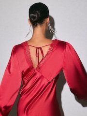 Rouge - Friends Like These Robe midi en satin à manches longues et empiècement en dentelle. - Image 2 de 5