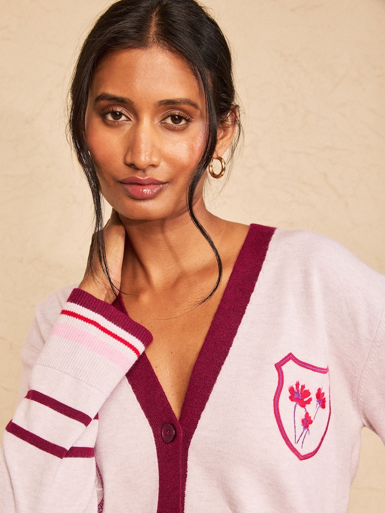 Love & Roses Varsity Embroidered Detail V-Neck Knitted Cardigan - Obraz 2 z 4