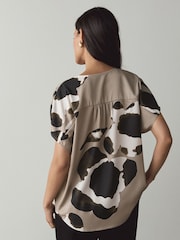 Brunt blomsterprint - Kortærmet bluse med V-hals - Billede 4 af 8