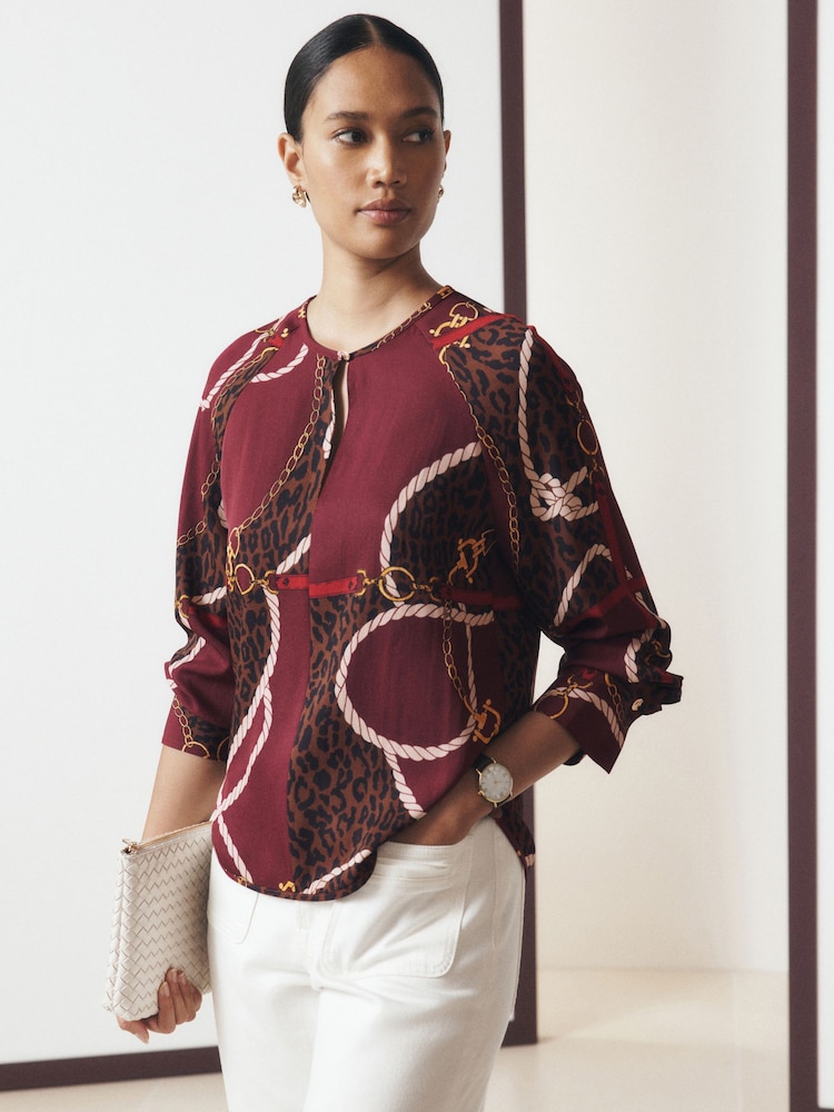 Burgundy Scarf Print - بلوزة تُلبس من الرأس بأكمام طويلة وياقة حرف V - صورة 1 من 8