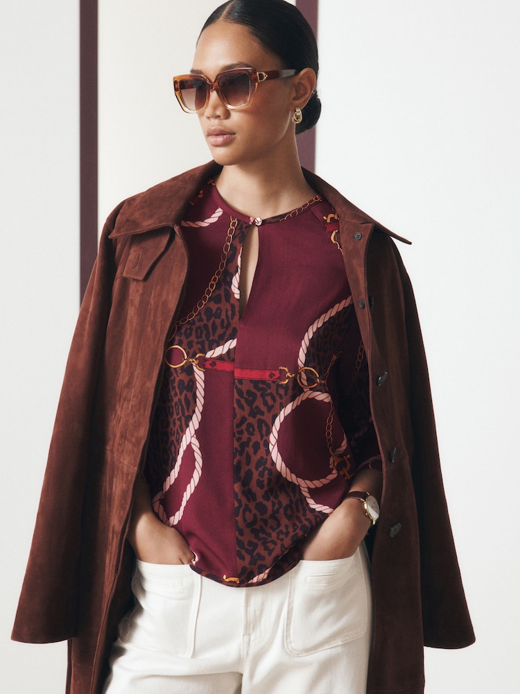 Burgundy Scarf Print - بلوزة تُلبس من الرأس بأكمام طويلة وياقة حرف V - صورة 2 من 8