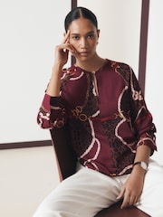 Burgundy Scarf Print - بلوزة تُلبس من الرأس بأكمام طويلة وياقة حرف V - صورة 3 من 8