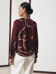 Burgundy Scarf Print - بلوزة تُلبس من الرأس بأكمام طويلة وياقة حرف V - صورة 4 من 8