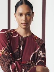 Burgundy Scarf Print - بلوزة تُلبس من الرأس بأكمام طويلة وياقة حرف V - صورة 5 من 8
