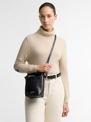 Czarny - Barbour® Cedar Mini Leather Bucket Bag - Obraz 3 z 7