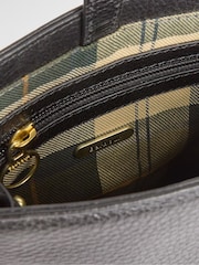 Czarny - Barbour® Cedar Mini Leather Bucket Bag - Obraz 6 z 7