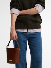 Brązowy - Barbour® Cedar Mini Leather Bucket Bag - Obraz 2 z 6