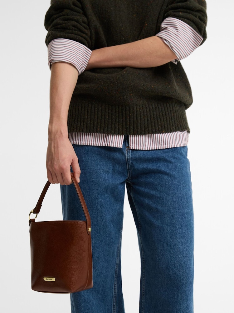 Brązowy - Barbour® Cedar Mini Leather Bucket Bag - Obraz 2 z 6