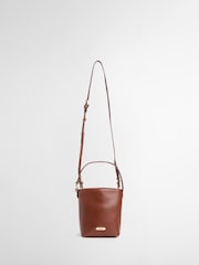 Brązowy - Barbour® Cedar Mini Leather Bucket Bag - Obraz 3 z 6