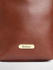 Brązowy - Barbour® Cedar Mini Leather Bucket Bag - Obraz 5 z 6
