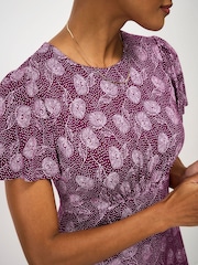 أحمر - فستان Jenna من قماش جيرسي بأكمام متطايرة من Crew Clothing - Image 4 of 5