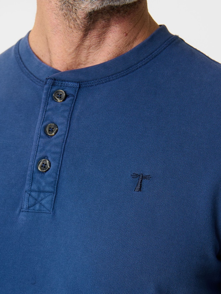 Saltwell Blue Dyed Grandad Collar Cotton T-Shirt - תמונה 4 מתוך 4