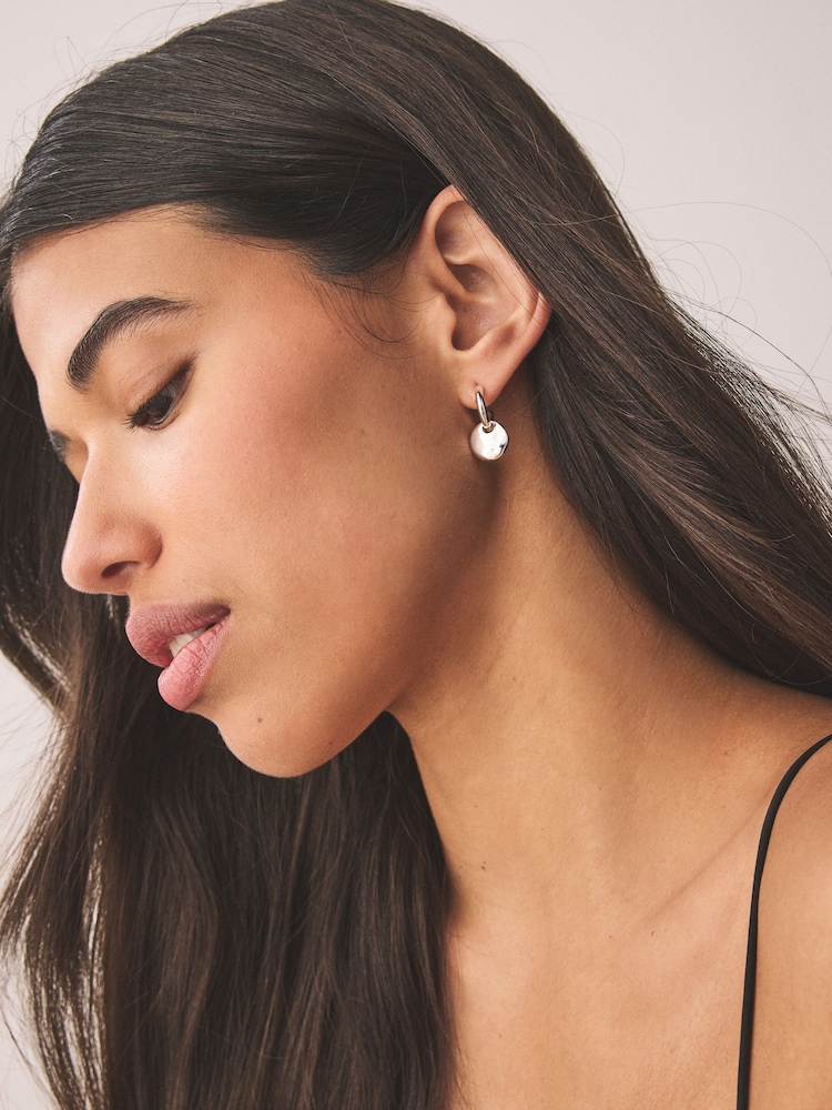 لون فضي - Small Hammered Disc Earrings - Image 1 of 2 لون فضي - Small Hammered Disc Earrings - Image 1 of 2