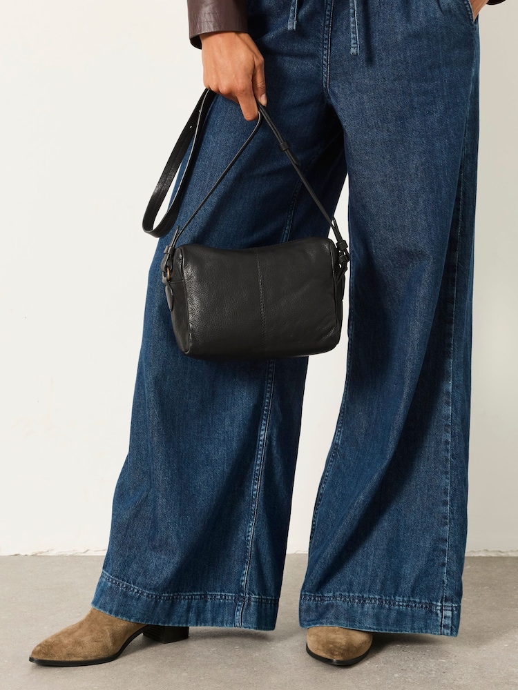 Czarny - FatFace Maya Leather Crossbody Bag - Obraz 1 z 5