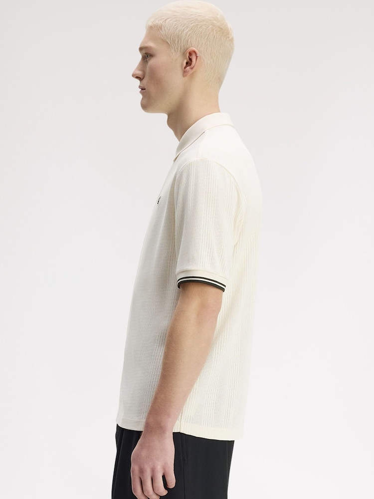 قميص بولو محبوك من نسيج مخرم مزود بأزرار كاملة من Fred Perry - صورة 2 من 5 قميص بولو محبوك من نسيج مخرم مزود بأزرار كاملة من Fred Perry - صورة 2 من 5