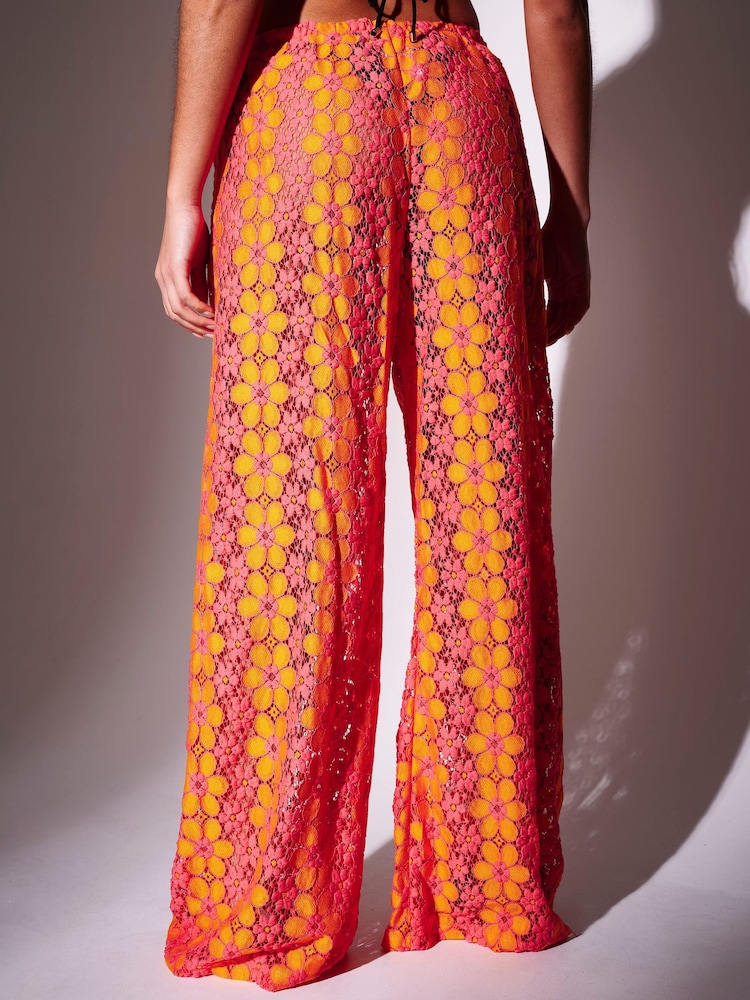 Pantalon sa Dalampasigan na may Malawak na Paa na may Bulaklak na Gantsilyo sa South Beach - Larawan 2 ng 6 Pantalon sa Dalampasigan na may Malawak na Paa na may Bulaklak na Gantsilyo sa South Beach - Larawan 2 ng 6