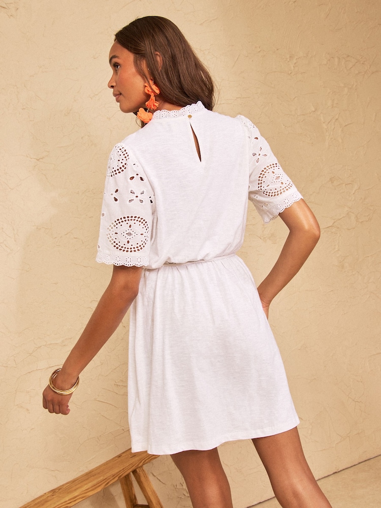 Elfenben - Love & Roses Broderie Yoke Jersey Mini Dress - Bilde 4 av 4