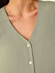 Blusa abotonada con cuello en pico Petite de Roman - Imagen 5 de 5
