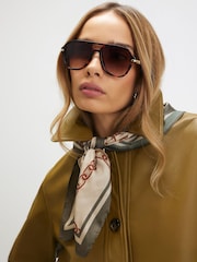نظارة شمسية Navigator بتفصيل سلسلة من River Island - صورة 1 من 5