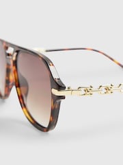 نظارة شمسية Navigator بتفصيل سلسلة من River Island - صورة 4 من 5