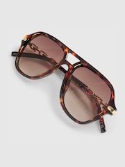 نظارة شمسية Navigator بتفصيل سلسلة من River Island - صورة 5 من 5