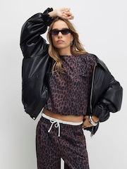 بنطلون رِجل واسعة بنقشة جلد الفهد من River Island - صورة 3 من 4