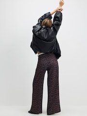 بنطلون رِجل واسعة بنقشة جلد الفهد من River Island - صورة 4 من 4