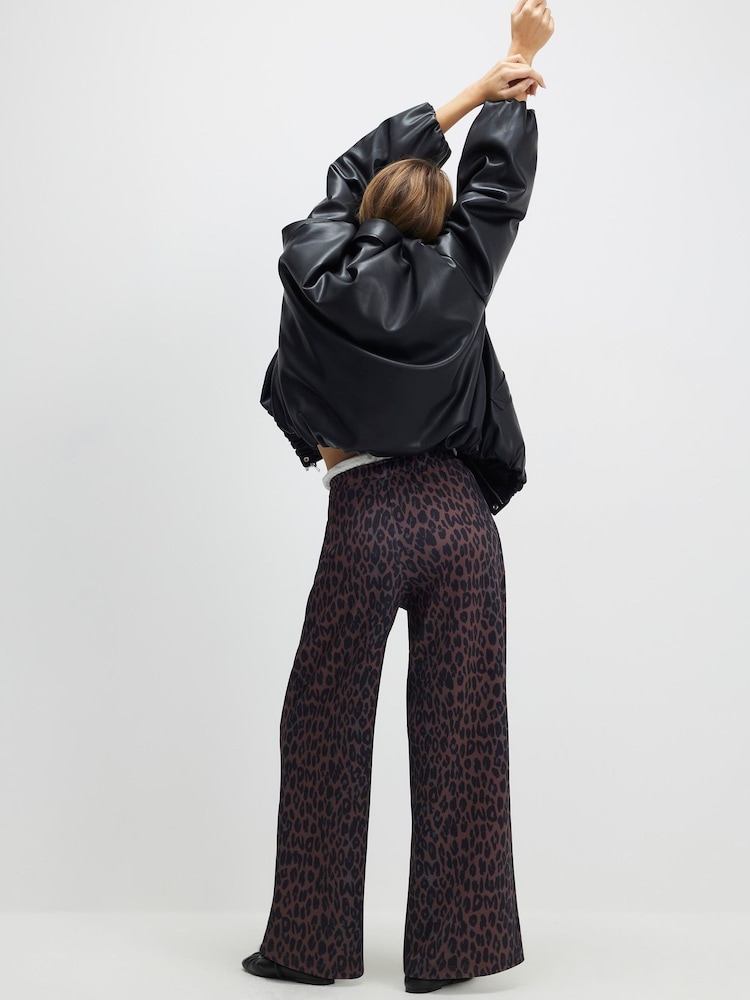 بنطلون رِجل واسعة بنقشة جلد الفهد من River Island - صورة 4 من 4