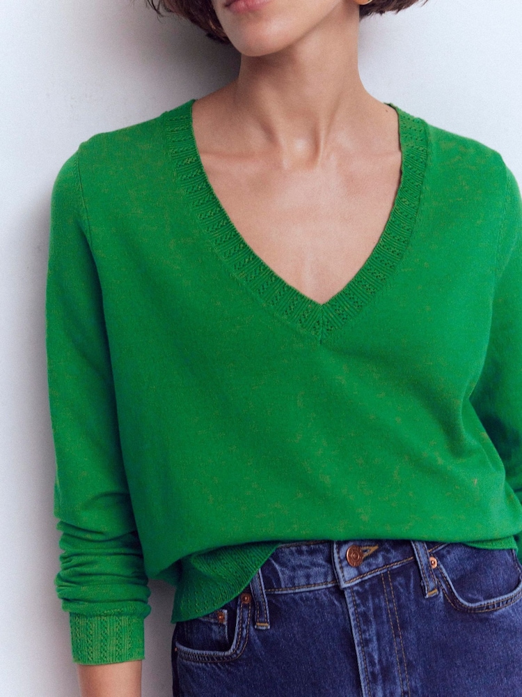 Boden סוודר כותנה עם צווארון וי, דגם Emilia - תמונה 2 מתוך 6