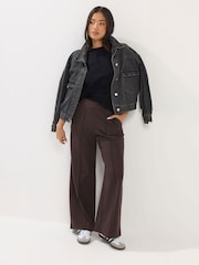 חום - PixieGirl Petite מכנסי סקובה בעיטור קפל תפור - תמונה 1 מתוך 5