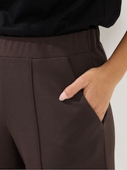 חום - PixieGirl Petite מכנסי סקובה בעיטור קפל תפור - תמונה 4 מתוך 5