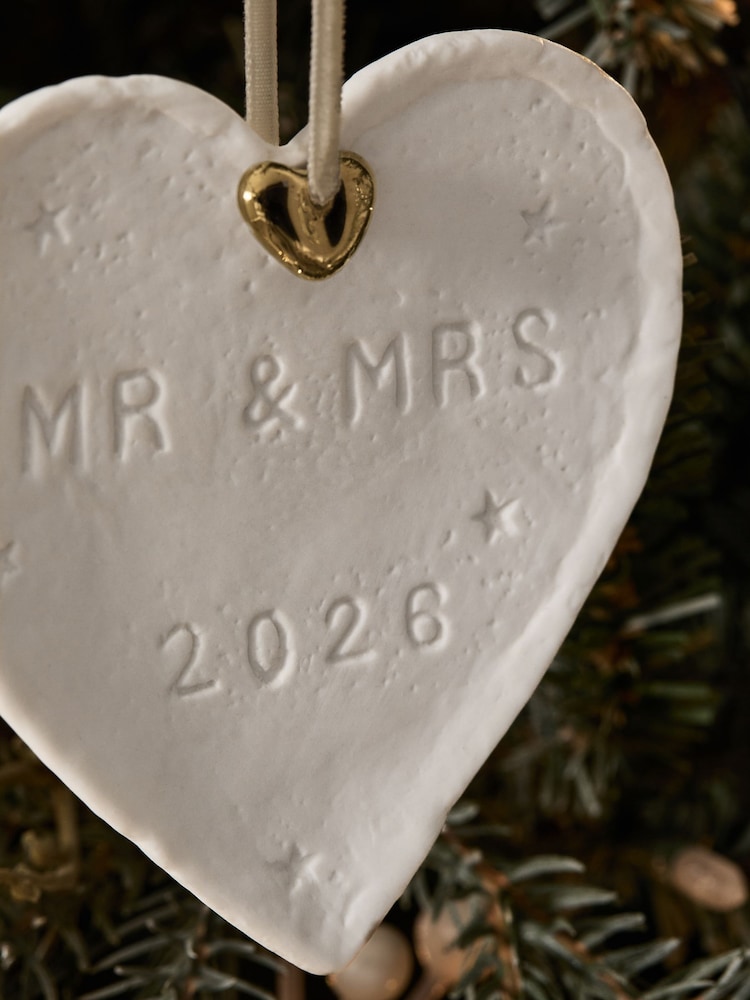 White Mr and Mrs 2026 Keepsake Bauble - Image 2 of 3