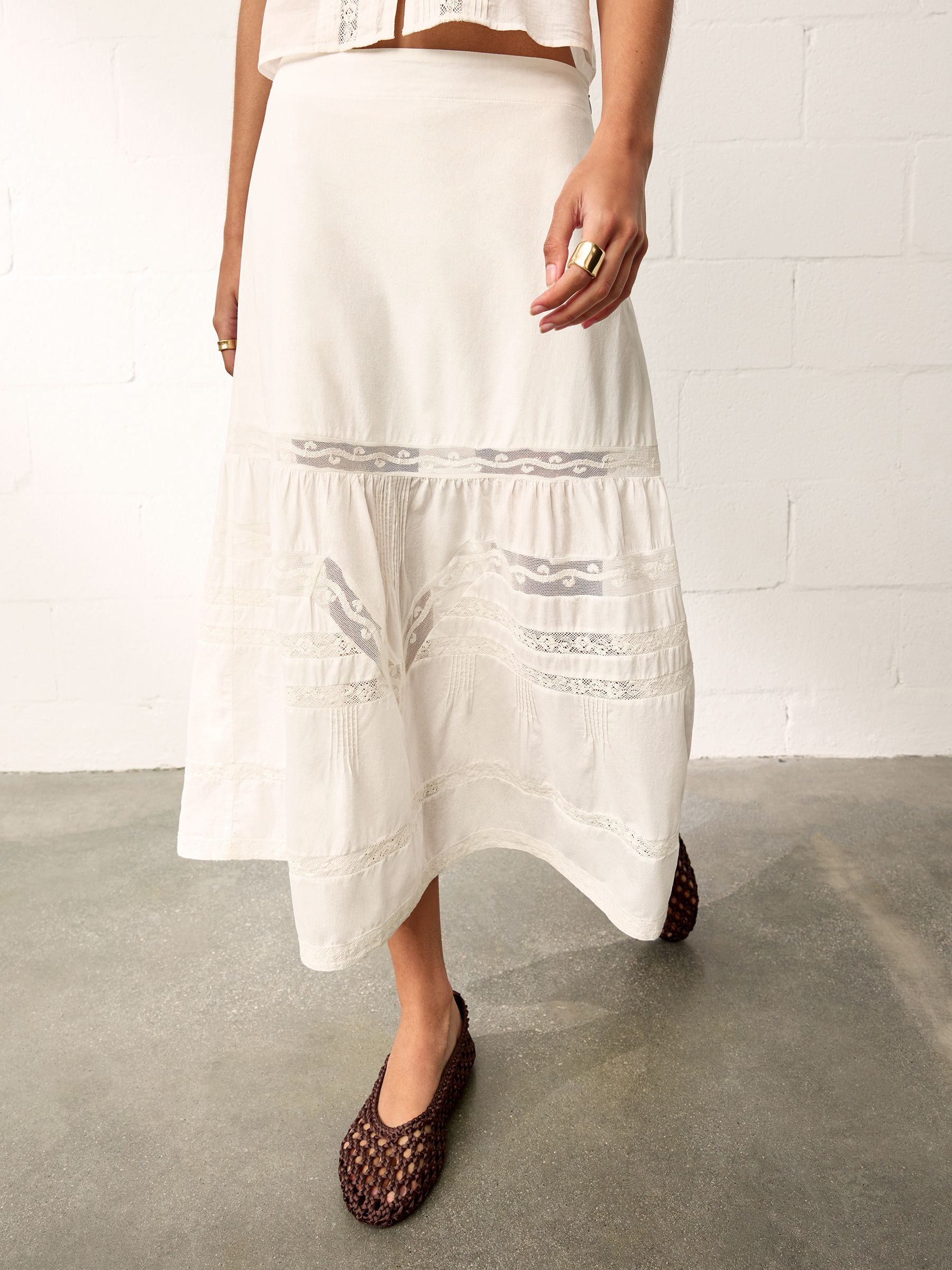 Next：日本 Lace Inserts Romantic Cotton Midi Ruffle Skirt from
