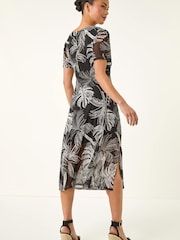 فستان شبكي قابل للتمدد بكُم منفوخ بطبعة تجريدية للأحجام الصغيرة من Roman - Image 3 of 5