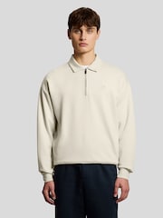 سويت شيرت بقصّة مريحة وياقة وقماش انترلوك من Lyle & Scott - Image 1 of 6