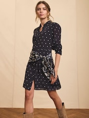 Mint Velvet Gemustertes Minikleid mit Schal-Detail - Bild 1 von 8