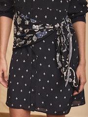 Mint Velvet Gemustertes Minikleid mit Schal-Detail - Bild 3 von 8